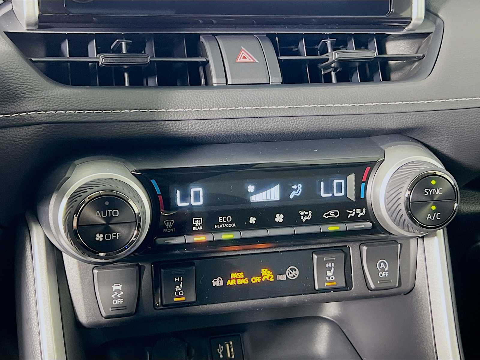 2025 Toyota RAV4 XLE - Photo 10