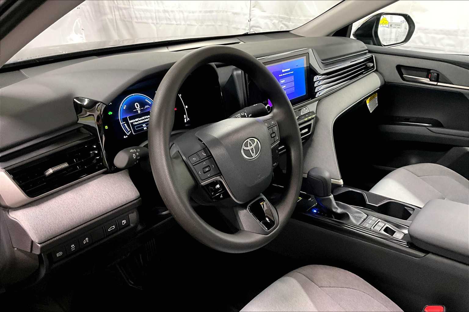 2025 Toyota Camry LE - Photo 9