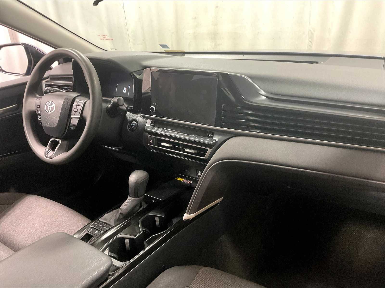 2025 Toyota Camry LE - Photo 14
