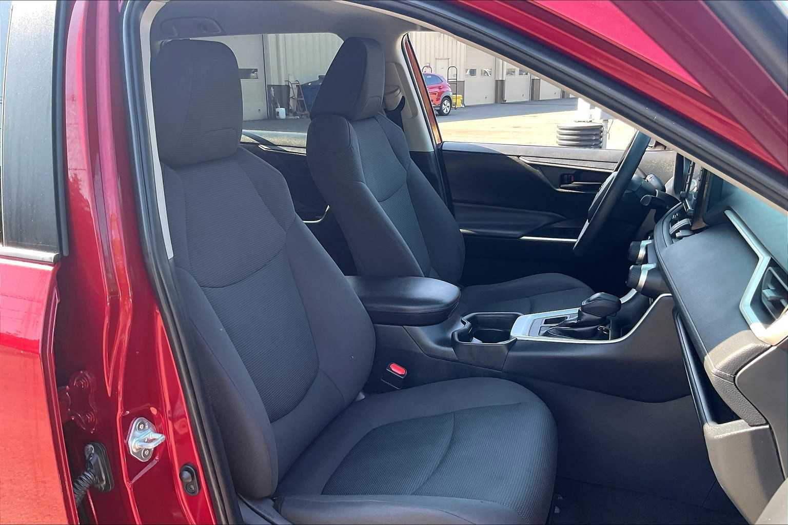 2021 Toyota RAV4 LE - Photo 11