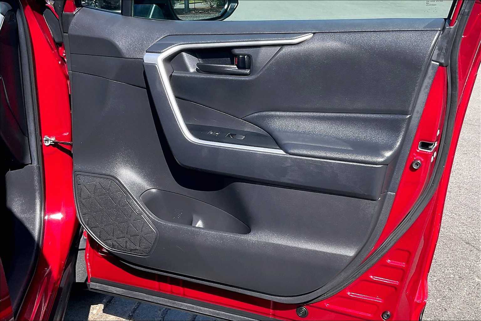 2021 Toyota RAV4 LE - Photo 12