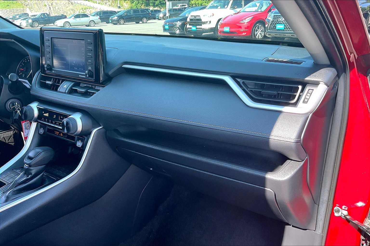 2021 Toyota RAV4 LE - Photo 13