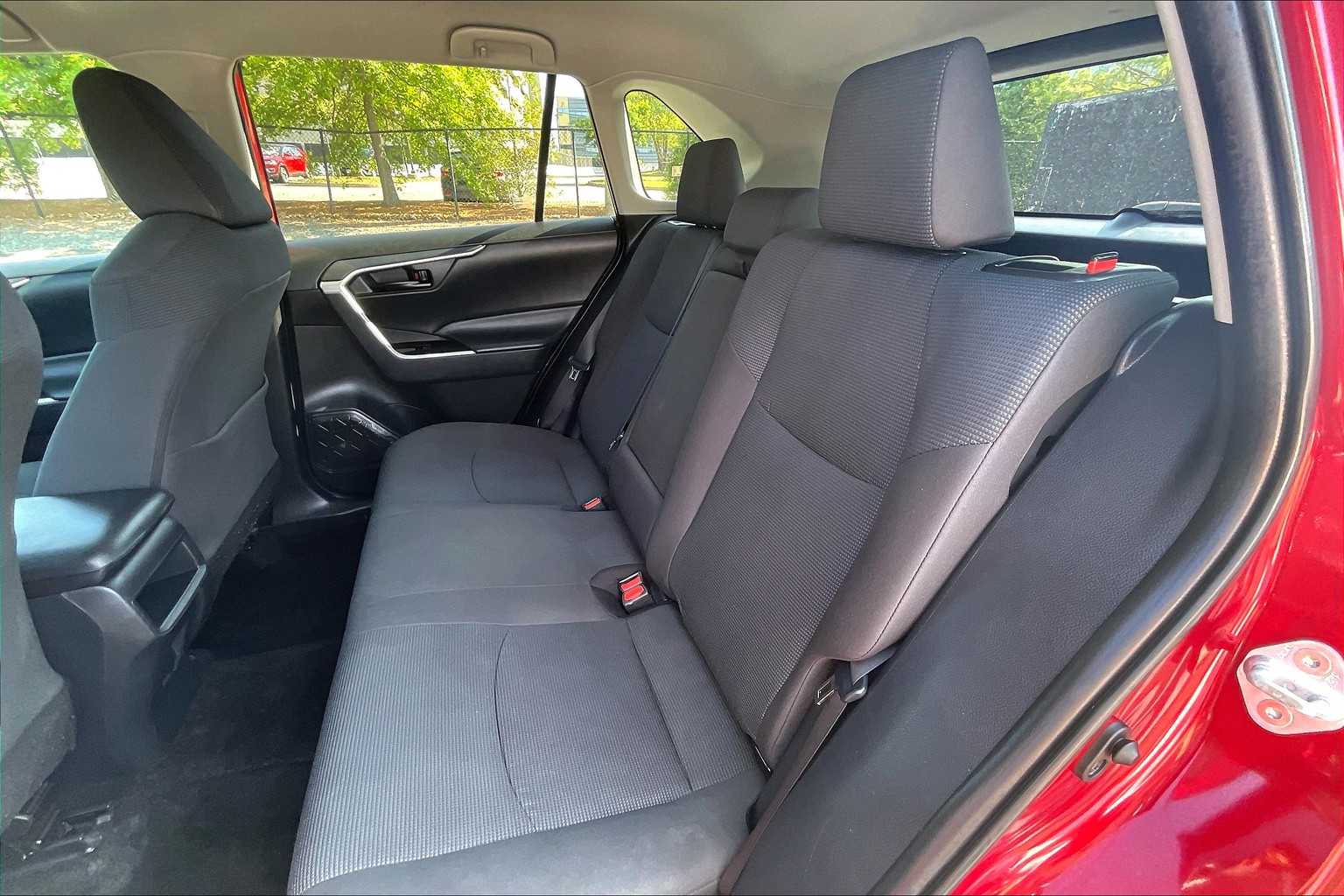 2021 Toyota RAV4 LE - Photo 15