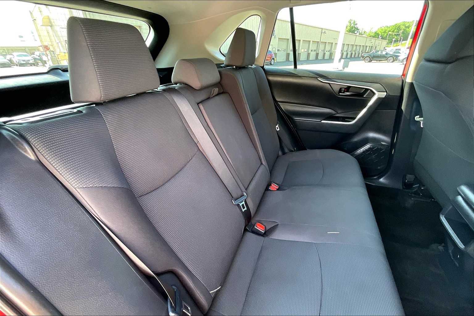 2021 Toyota RAV4 LE - Photo 16