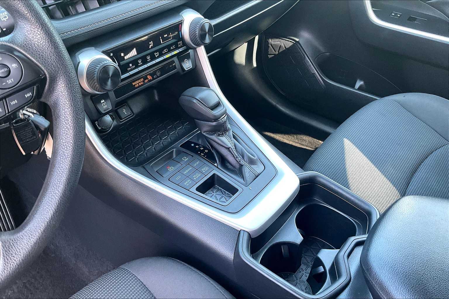 2021 Toyota RAV4 LE - Photo 20