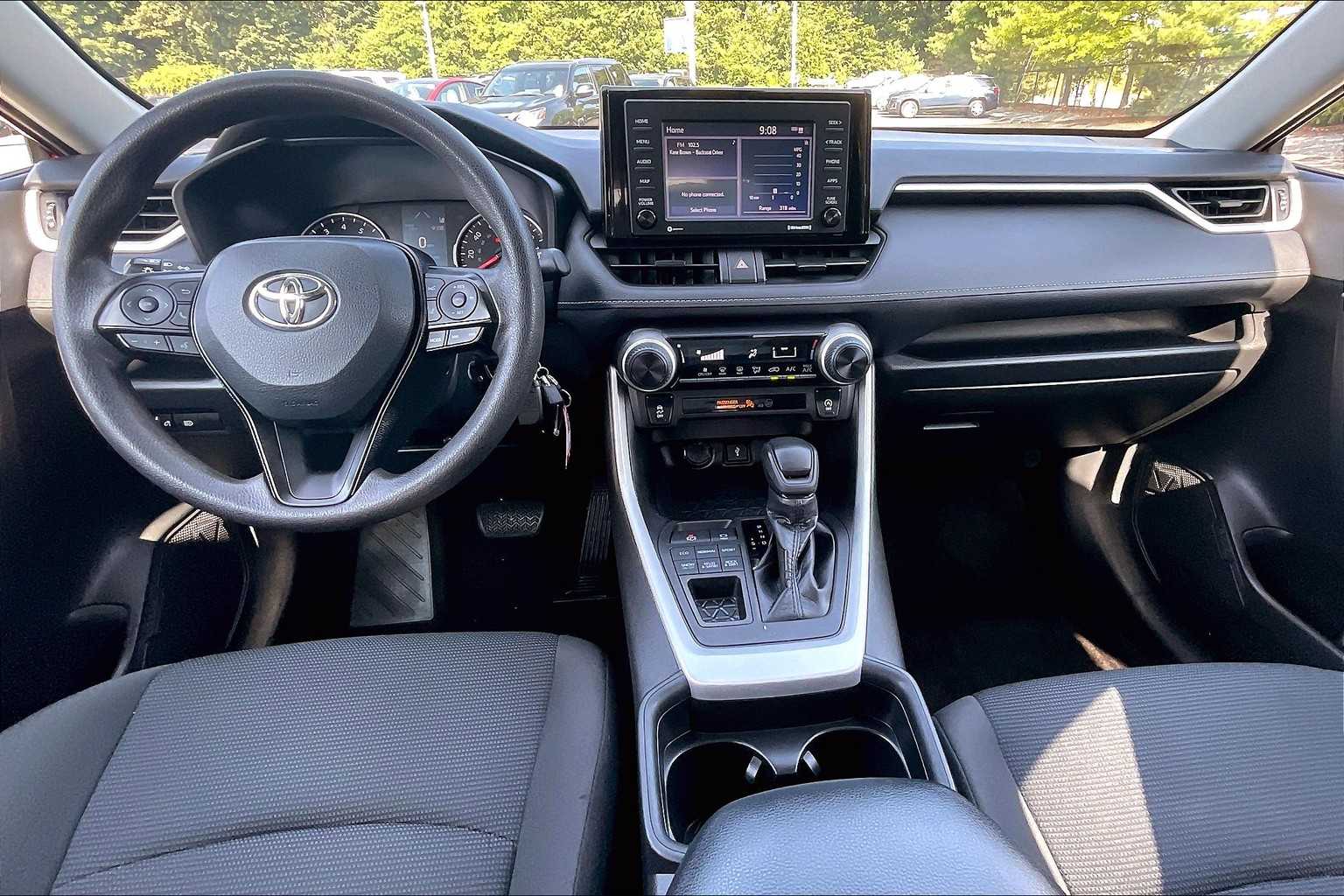 2021 Toyota RAV4 LE - Photo 21