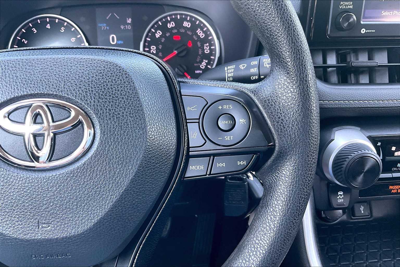 2021 Toyota RAV4 LE - Photo 23
