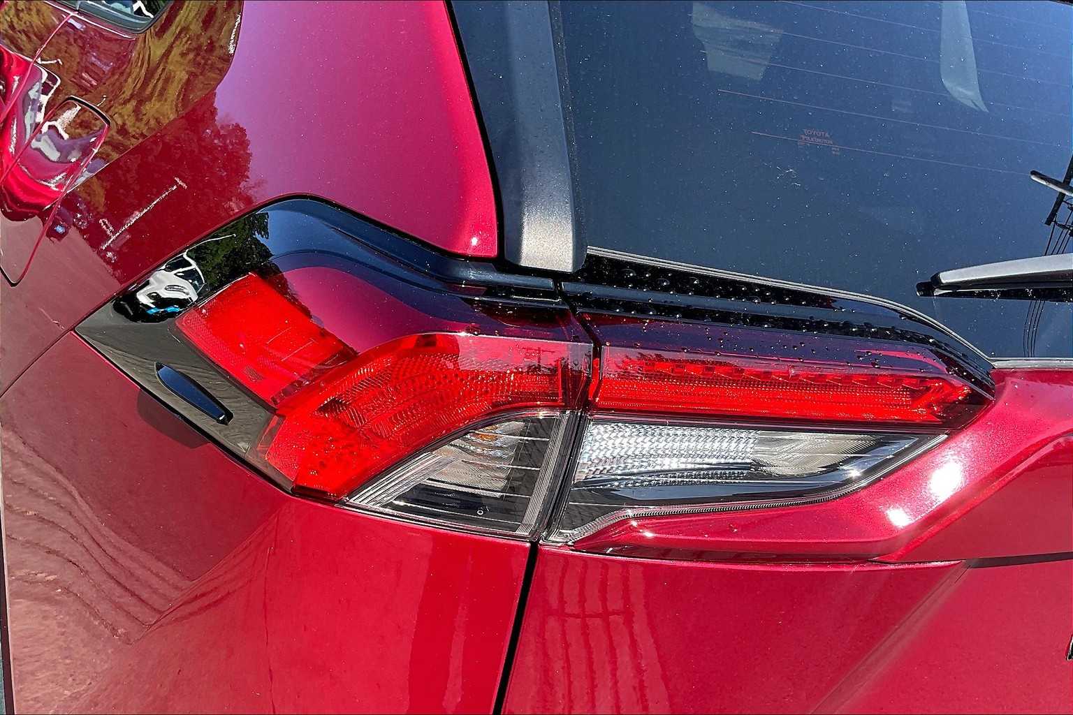 2021 Toyota RAV4 LE - Photo 33