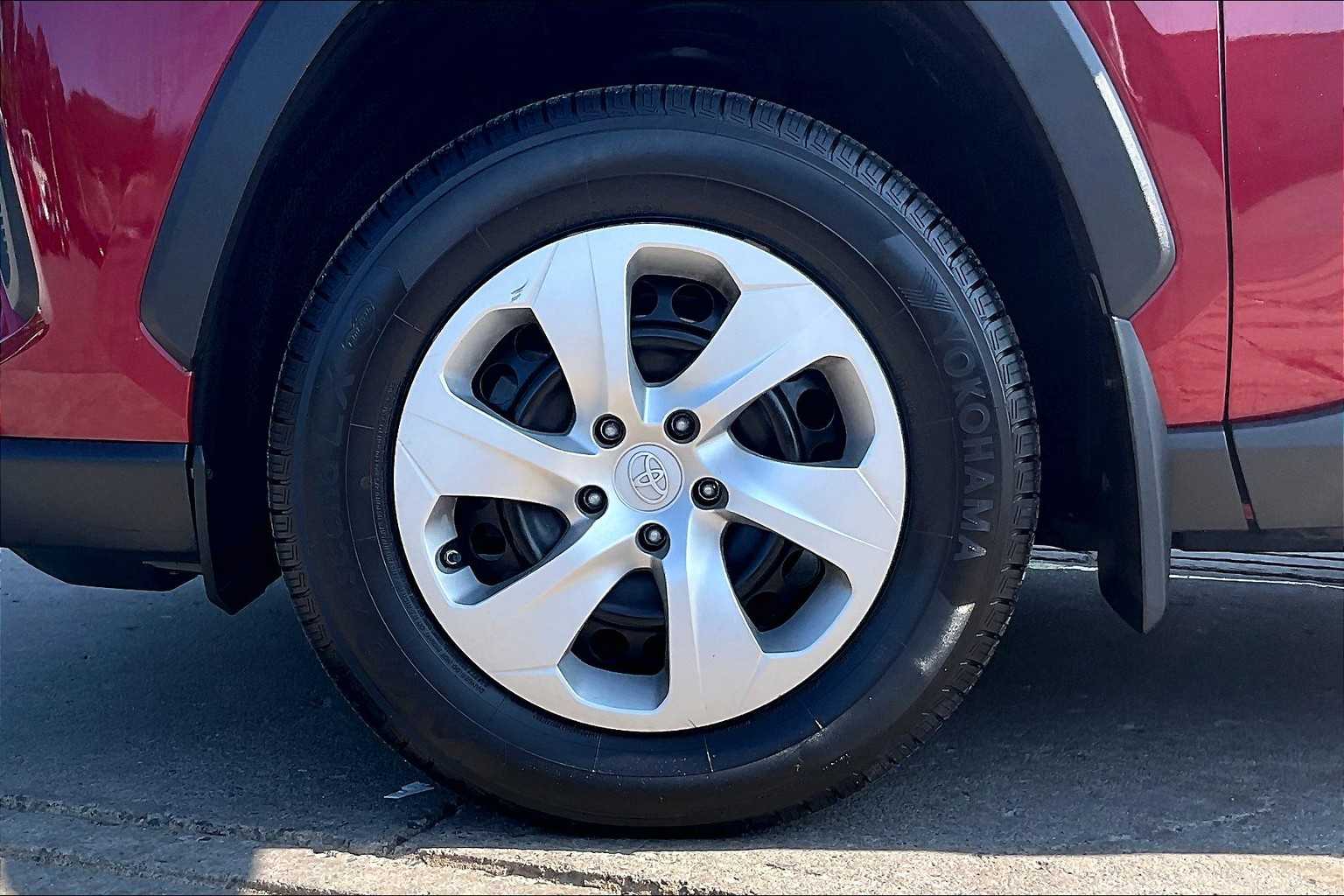 2021 Toyota RAV4 LE - Photo 7