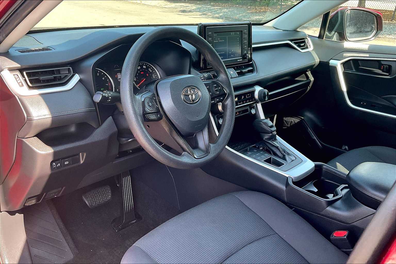 2021 Toyota RAV4 LE - Photo 8
