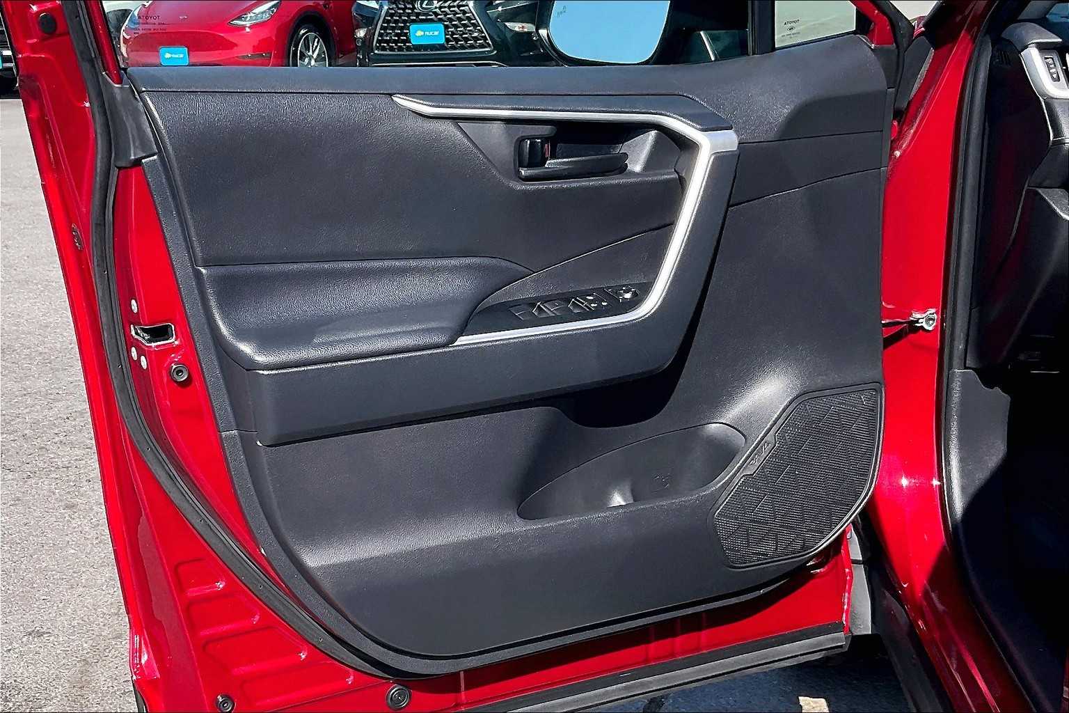 2021 Toyota RAV4 LE - Photo 9