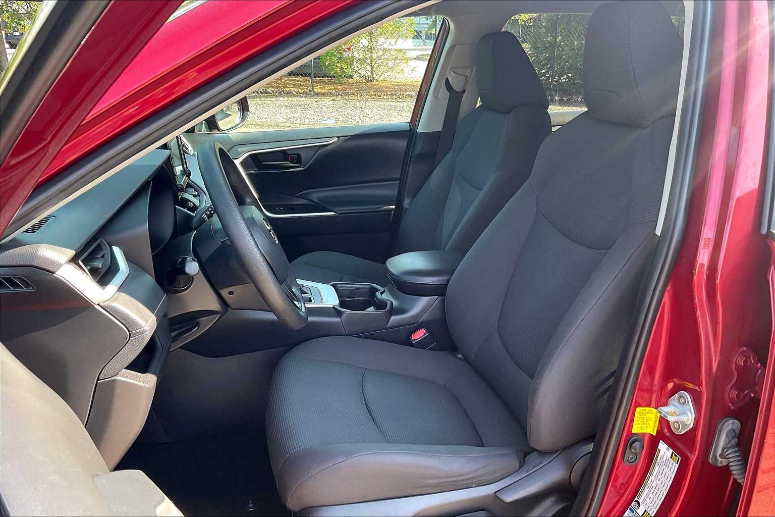 2021 Toyota RAV4 LE - Photo 10