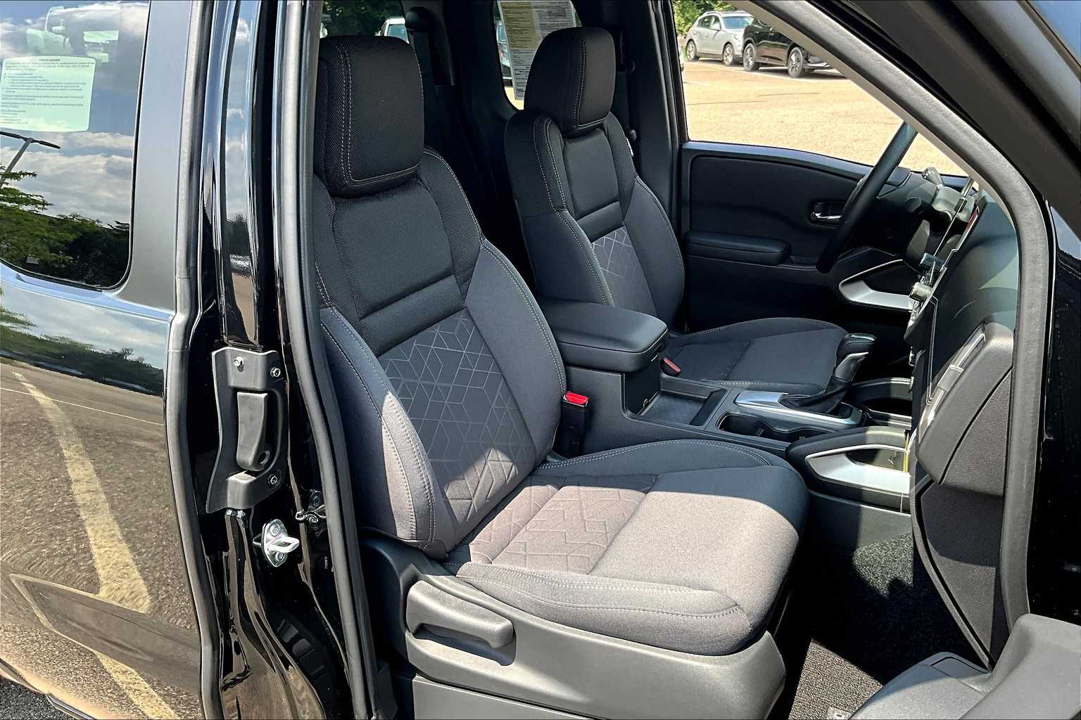 2025 Nissan Frontier SV - Photo 11