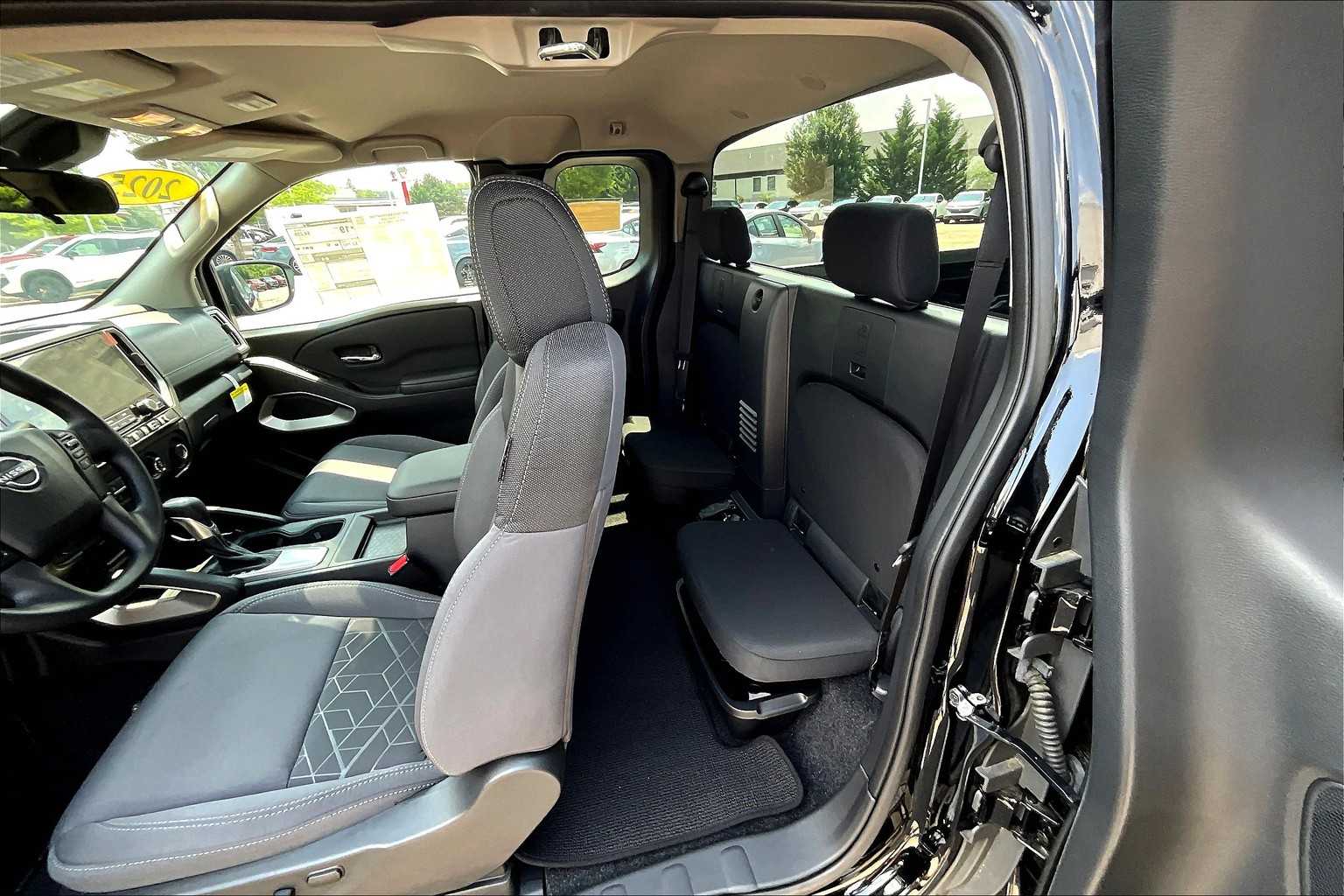 2025 Nissan Frontier SV - Photo 15