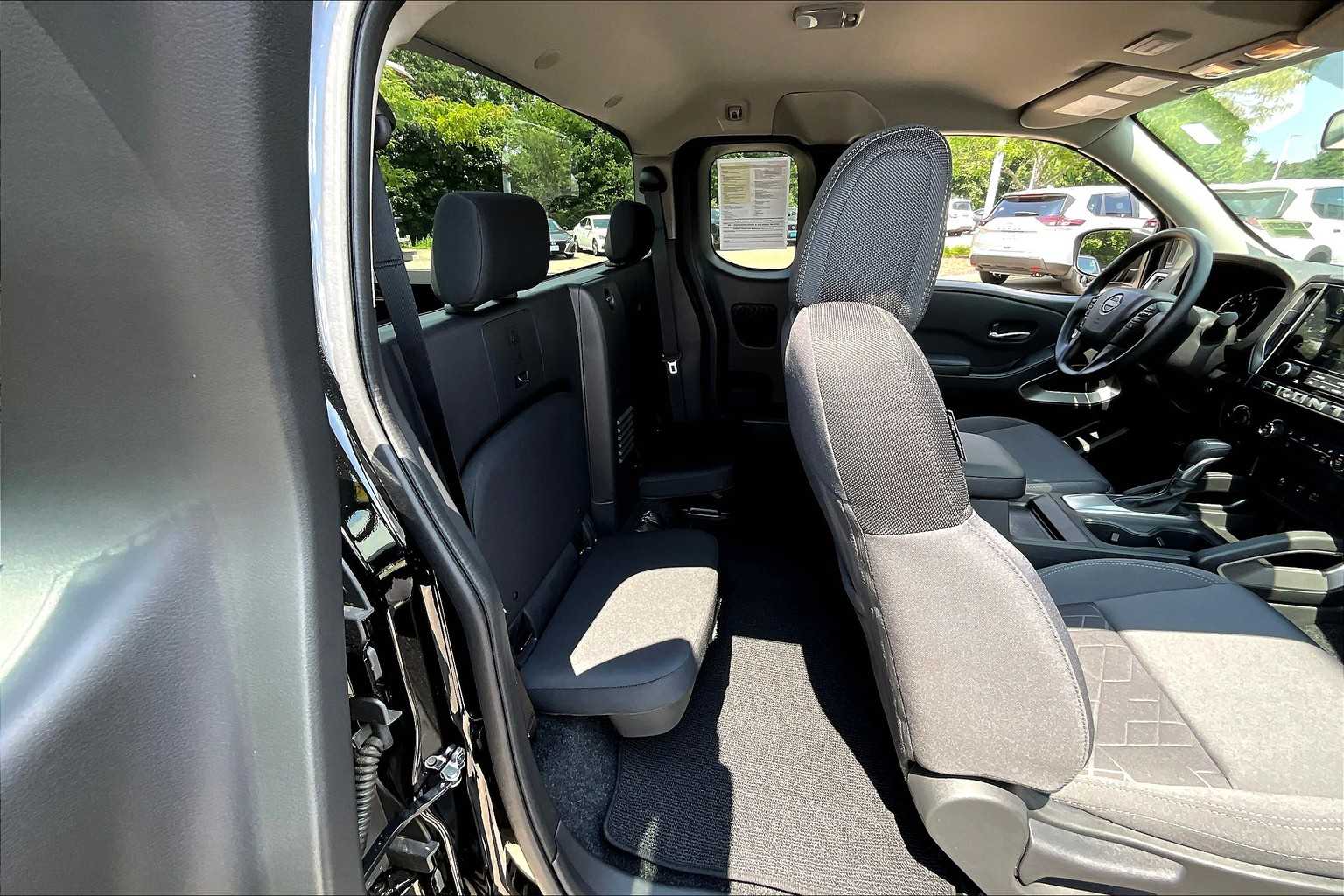2025 Nissan Frontier SV - Photo 16