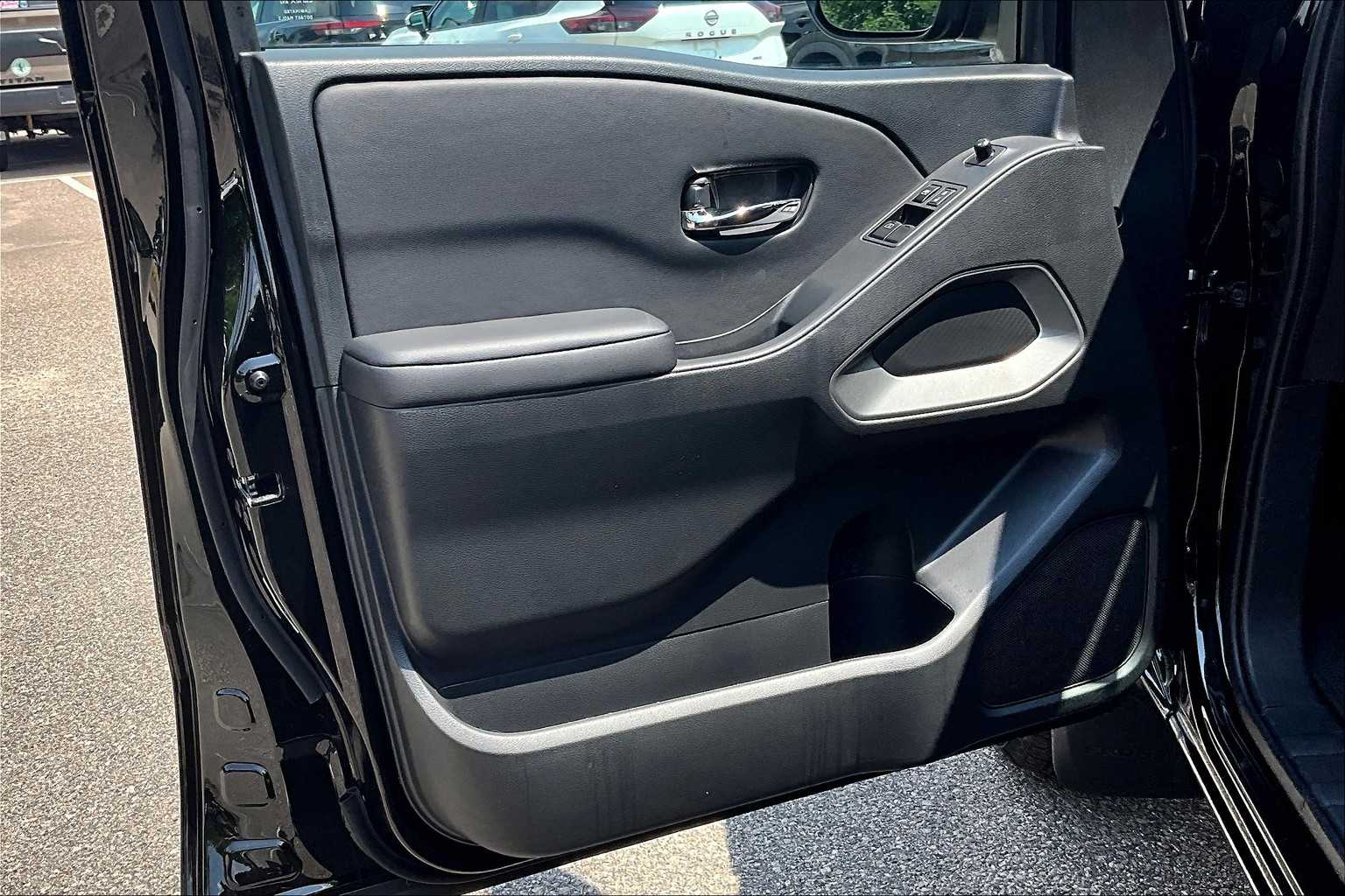 2025 Nissan Frontier SV - Photo 9