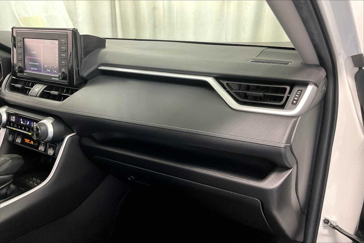 2022 Toyota RAV4 XLE - Photo 13