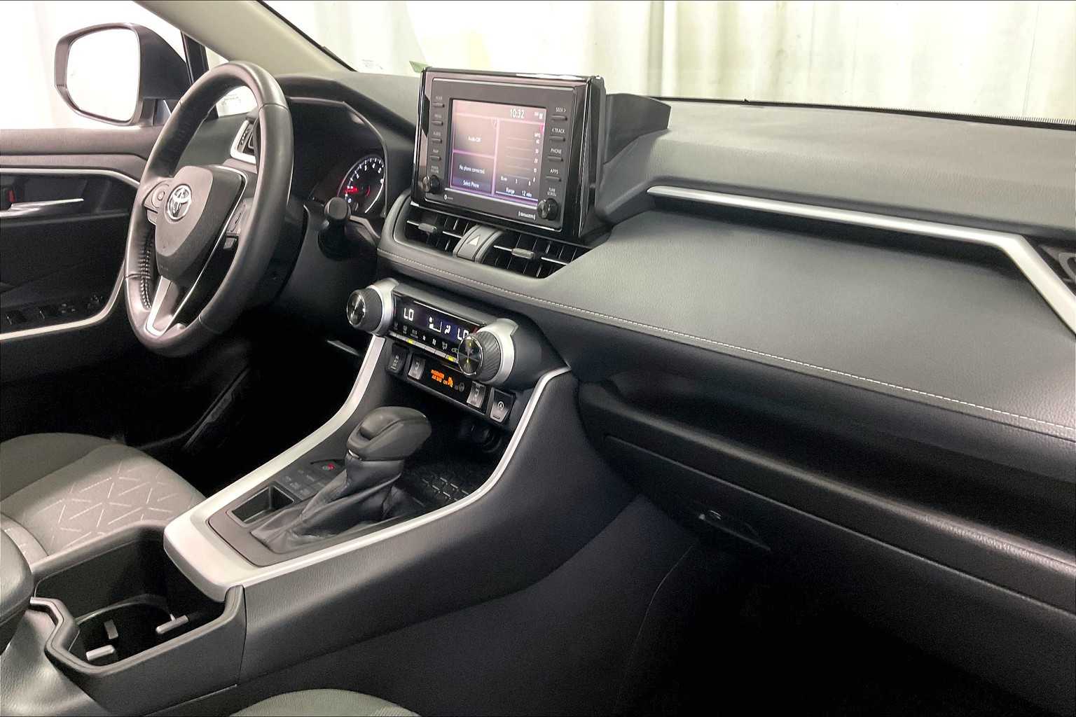 2022 Toyota RAV4 XLE - Photo 14