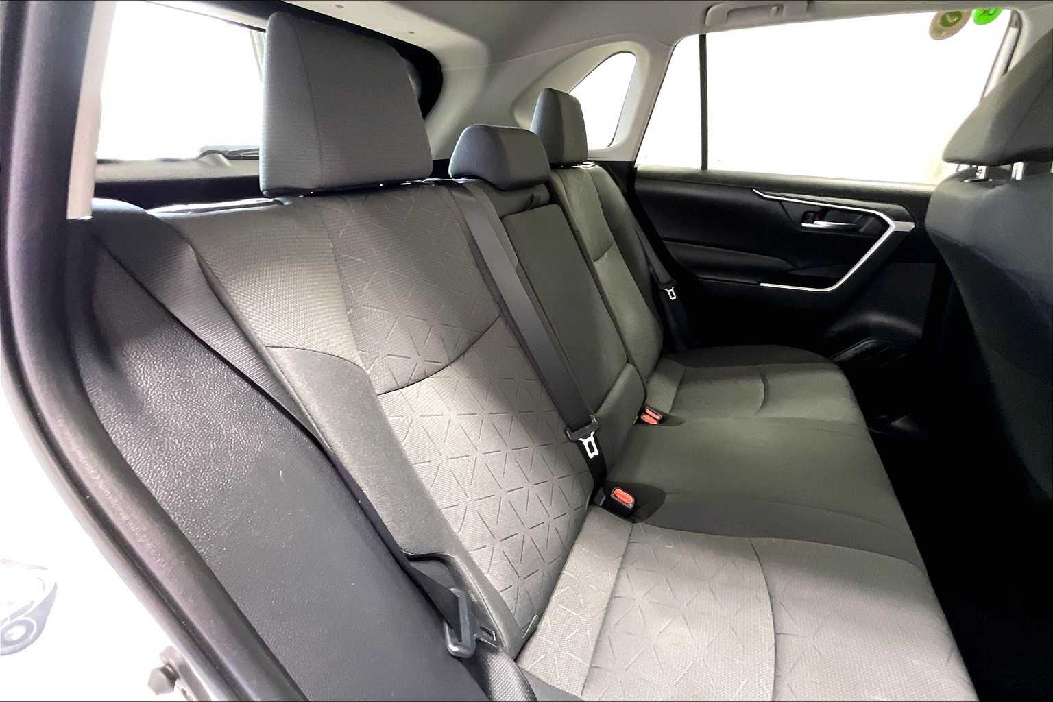 2022 Toyota RAV4 XLE - Photo 16