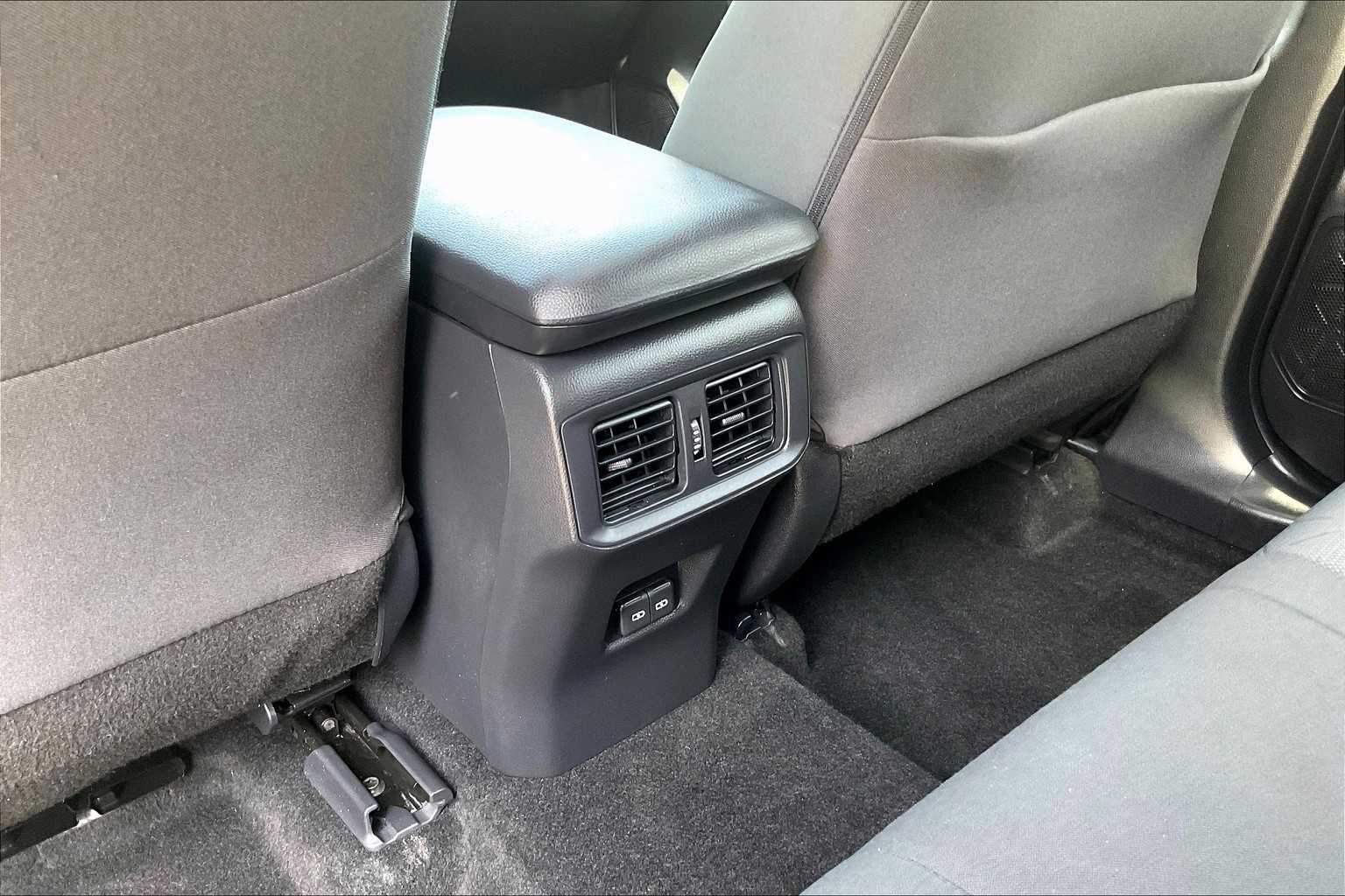 2022 Toyota RAV4 XLE - Photo 28