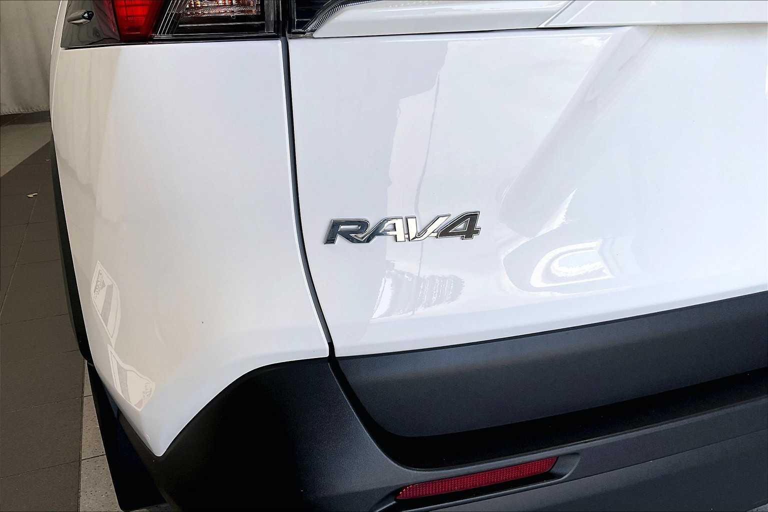2022 Toyota RAV4 XLE - Photo 29