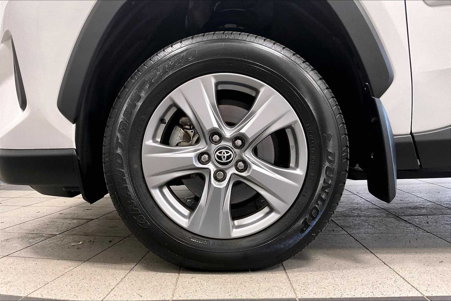 2022 Toyota RAV4 XLE - Photo 7