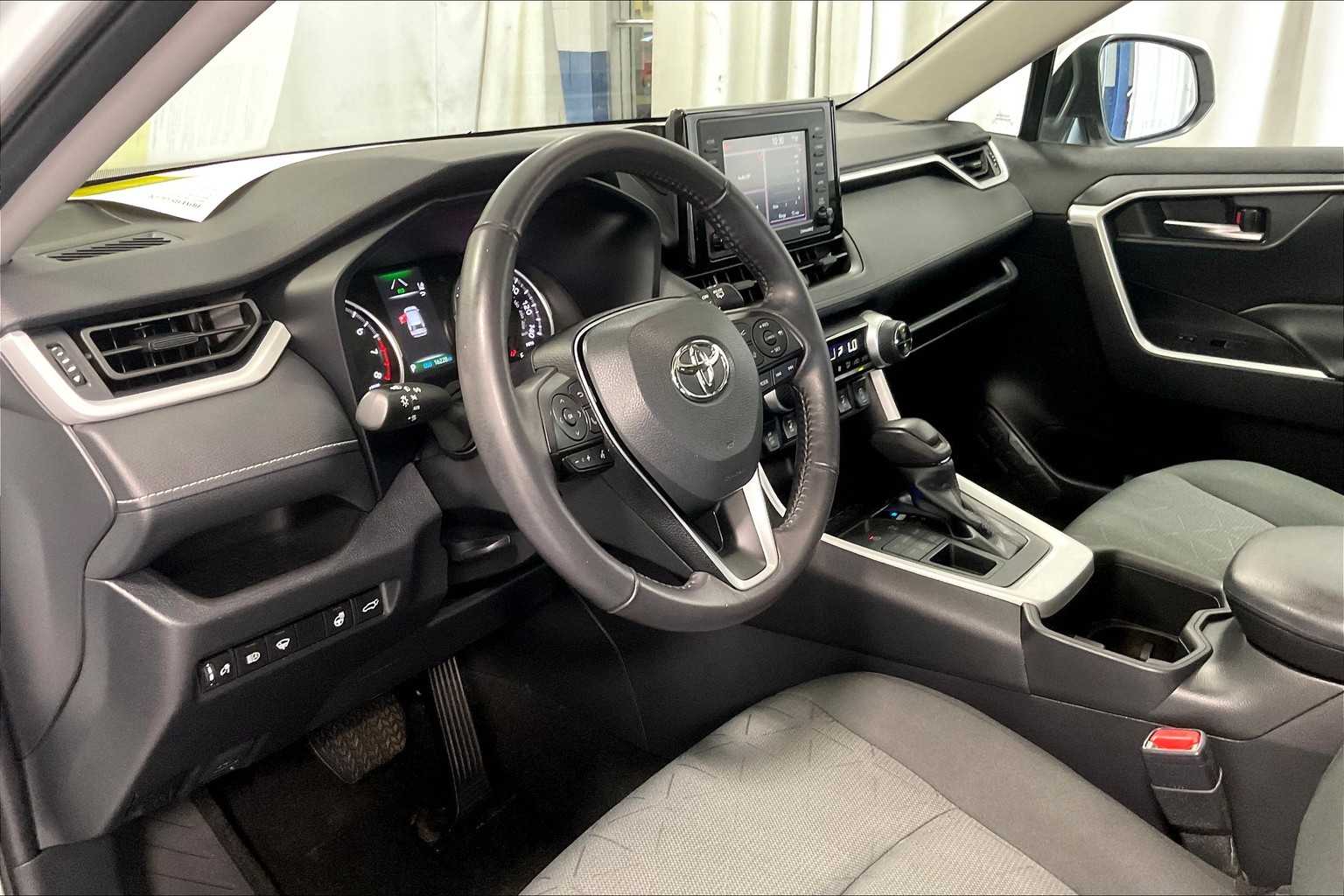 2022 Toyota RAV4 XLE - Photo 8