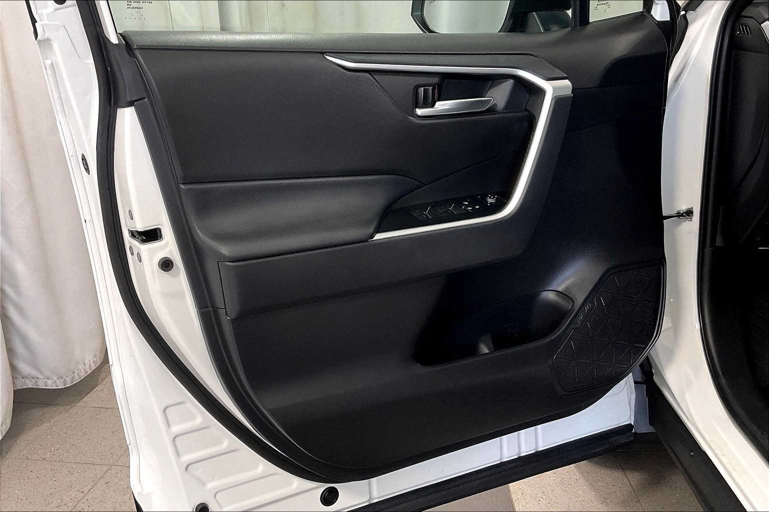 2022 Toyota RAV4 XLE - Photo 9