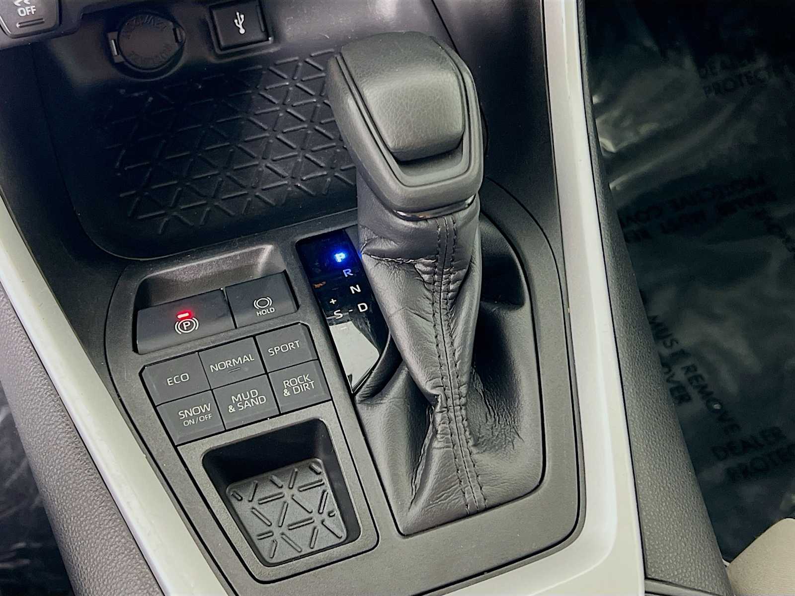 2021 Toyota RAV4 XLE - Photo 16