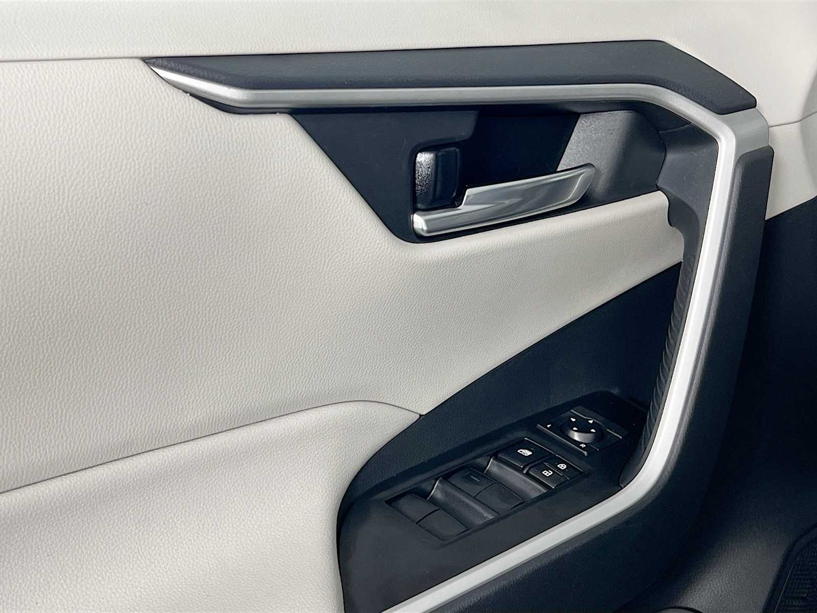 2021 Toyota RAV4 XLE - Photo 17