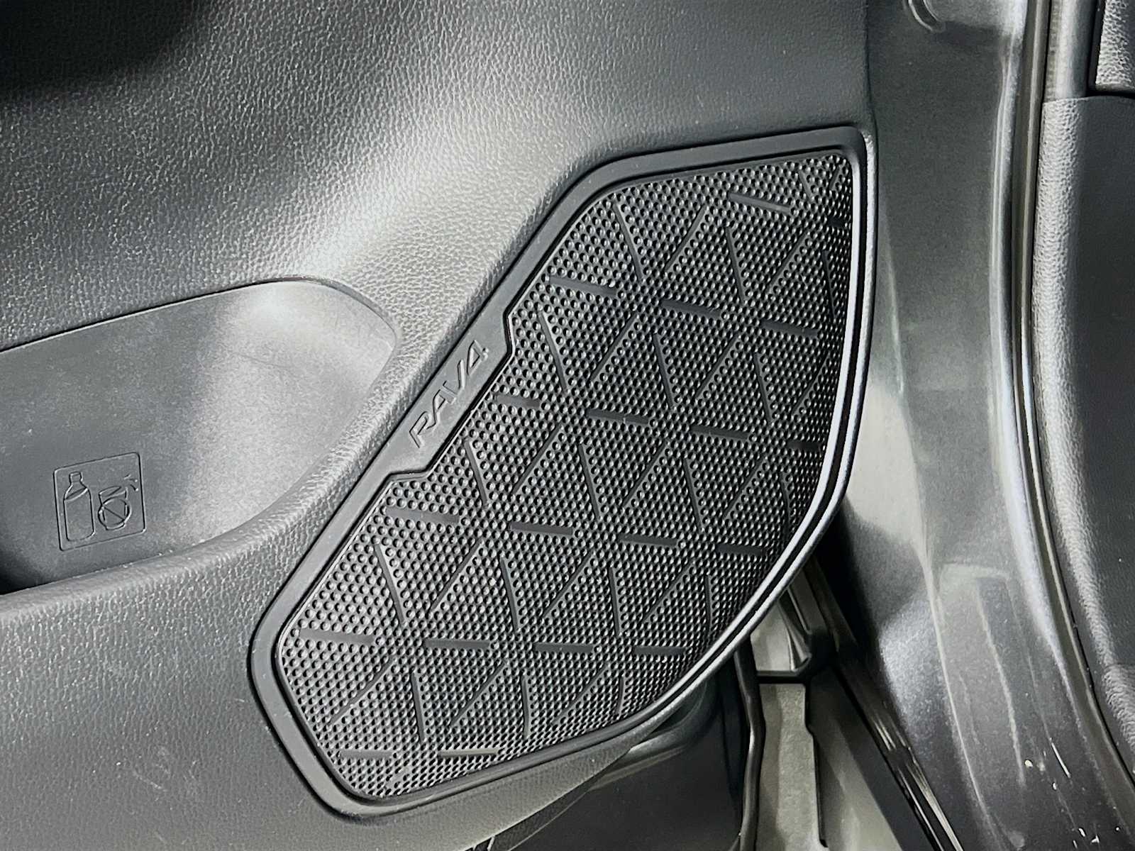 2021 Toyota RAV4 XLE - Photo 18