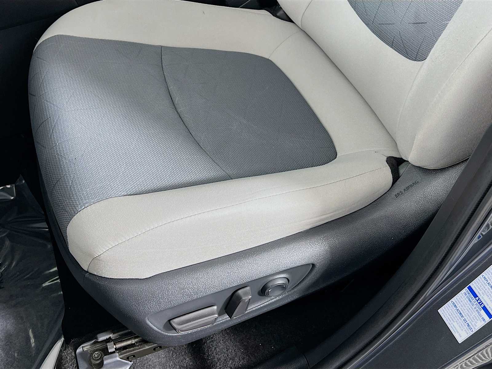 2021 Toyota RAV4 XLE - Photo 19