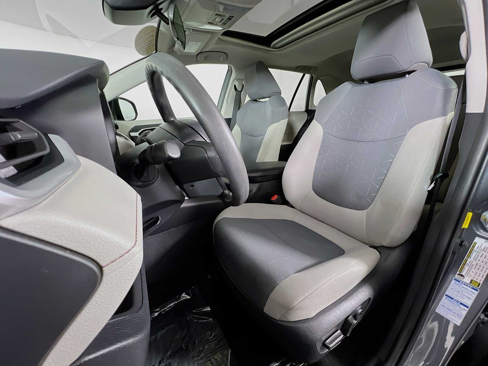 2021 Toyota RAV4 XLE - Photo 20