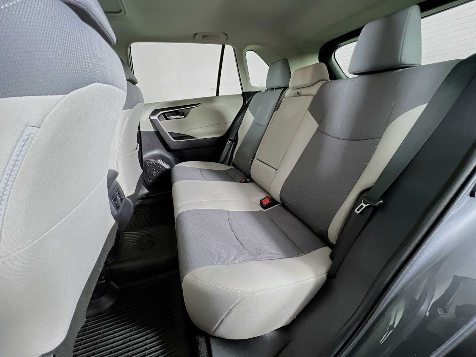 2021 Toyota RAV4 XLE - Photo 24