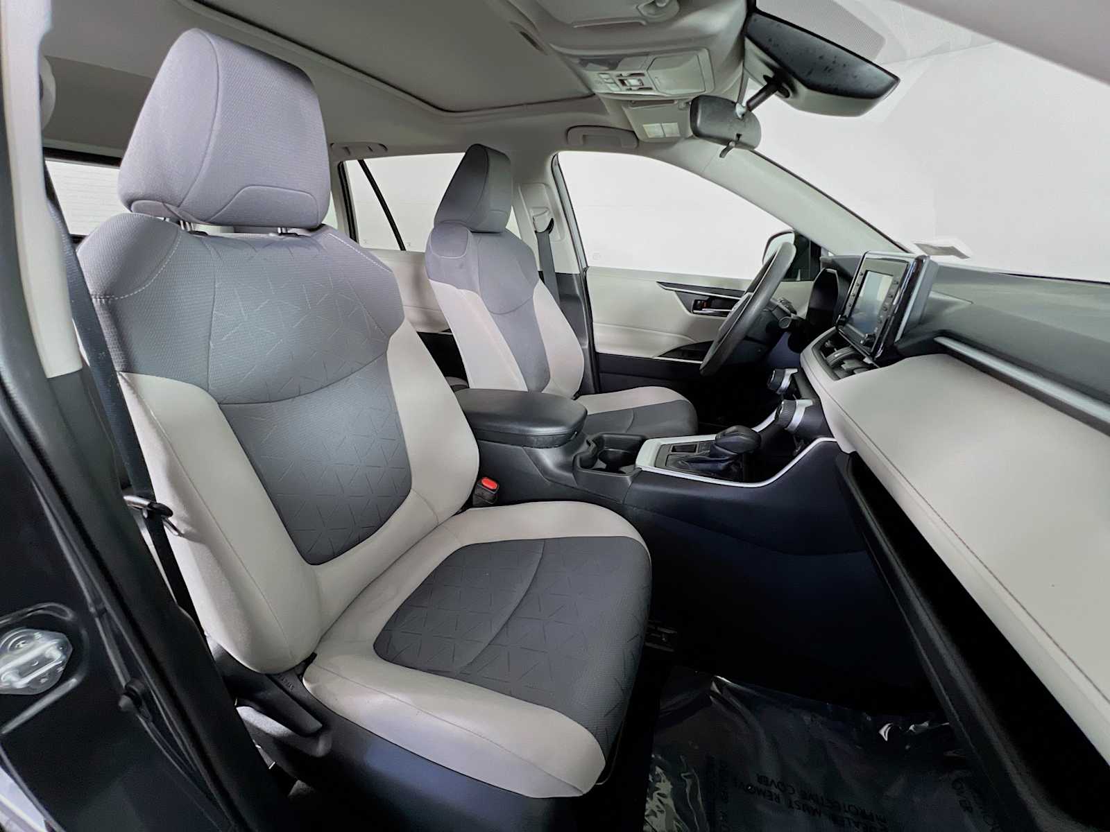 2021 Toyota RAV4 XLE - Photo 28