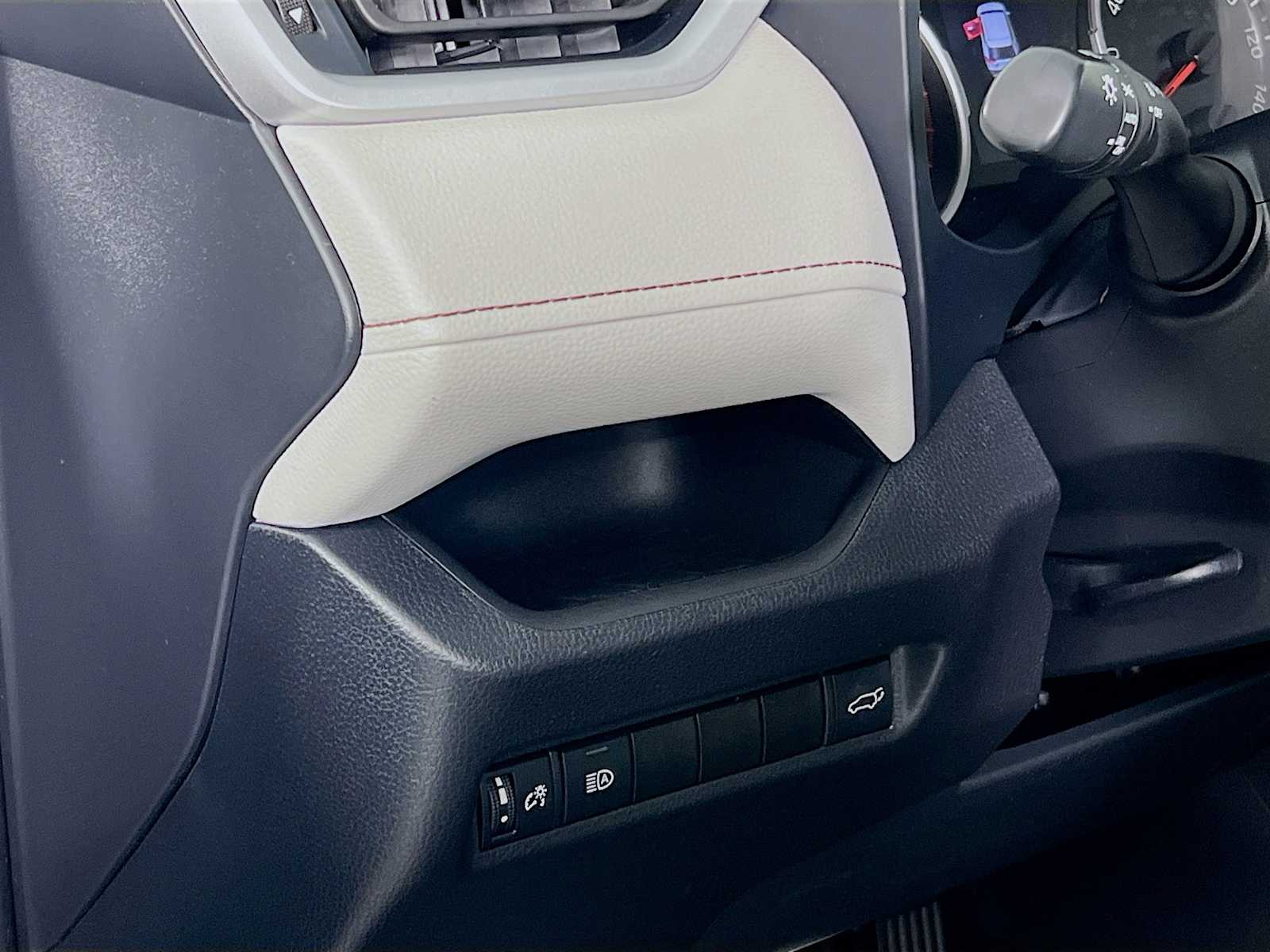 2021 Toyota RAV4 XLE - Photo 10