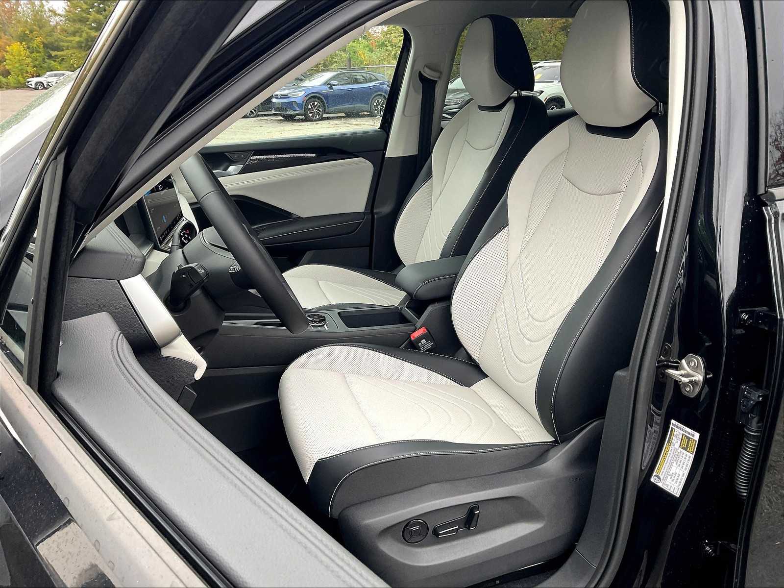 2025 Volkswagen Tiguan SE - Photo 11