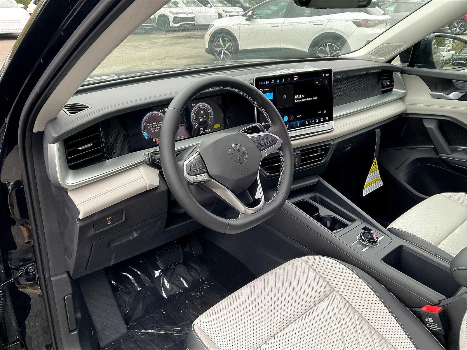 2025 Volkswagen Tiguan SE - Photo 9