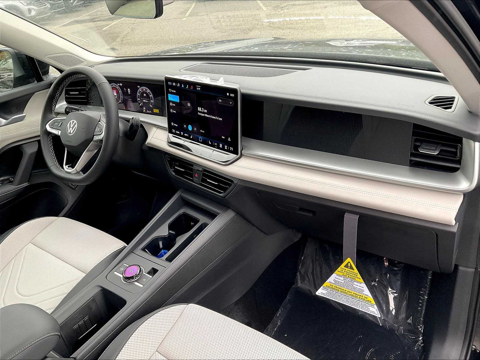 2025 Volkswagen Tiguan SE - Photo 10