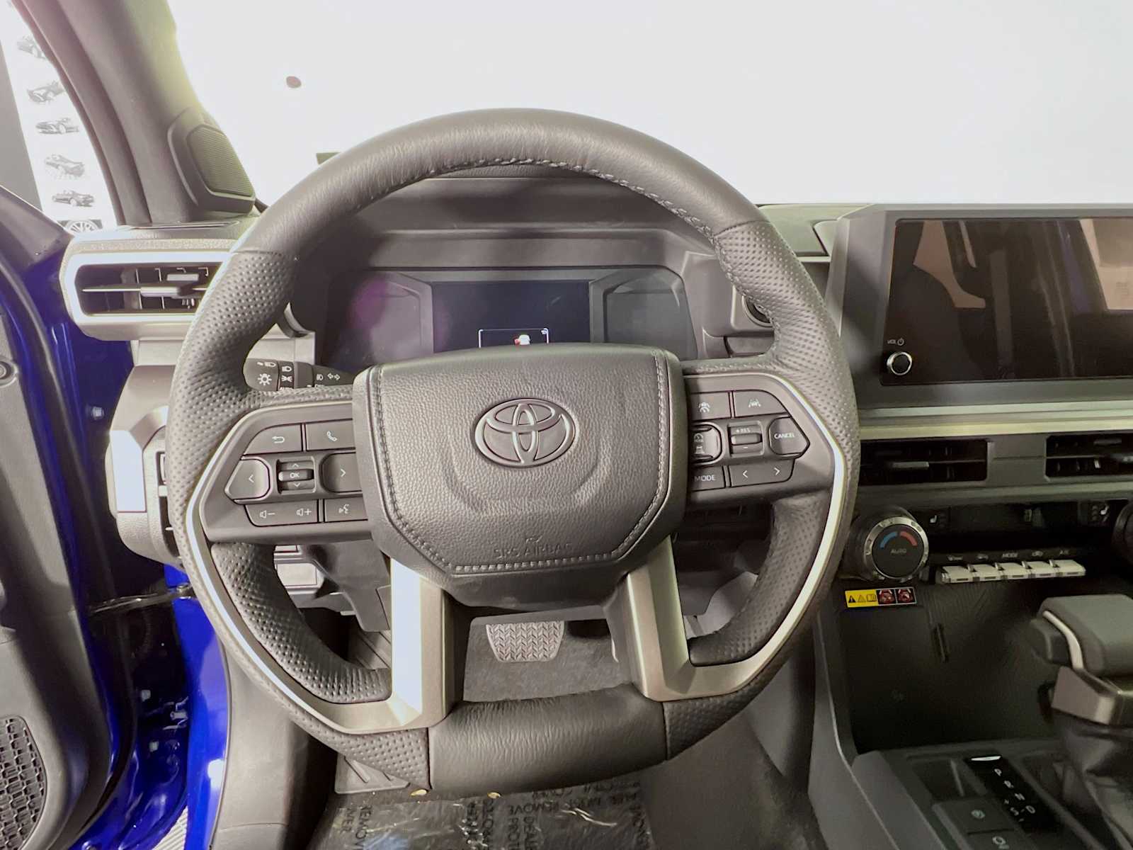 2025 Toyota Tacoma SR5 - Photo 7