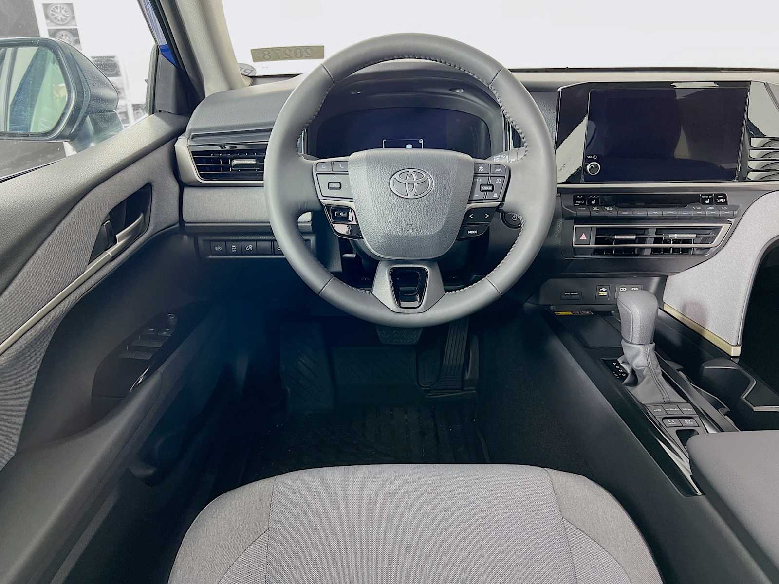 2025 Toyota Camry LE - Photo 15