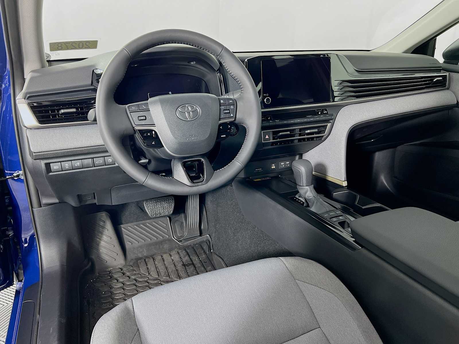 2025 Toyota Camry LE - Photo 6