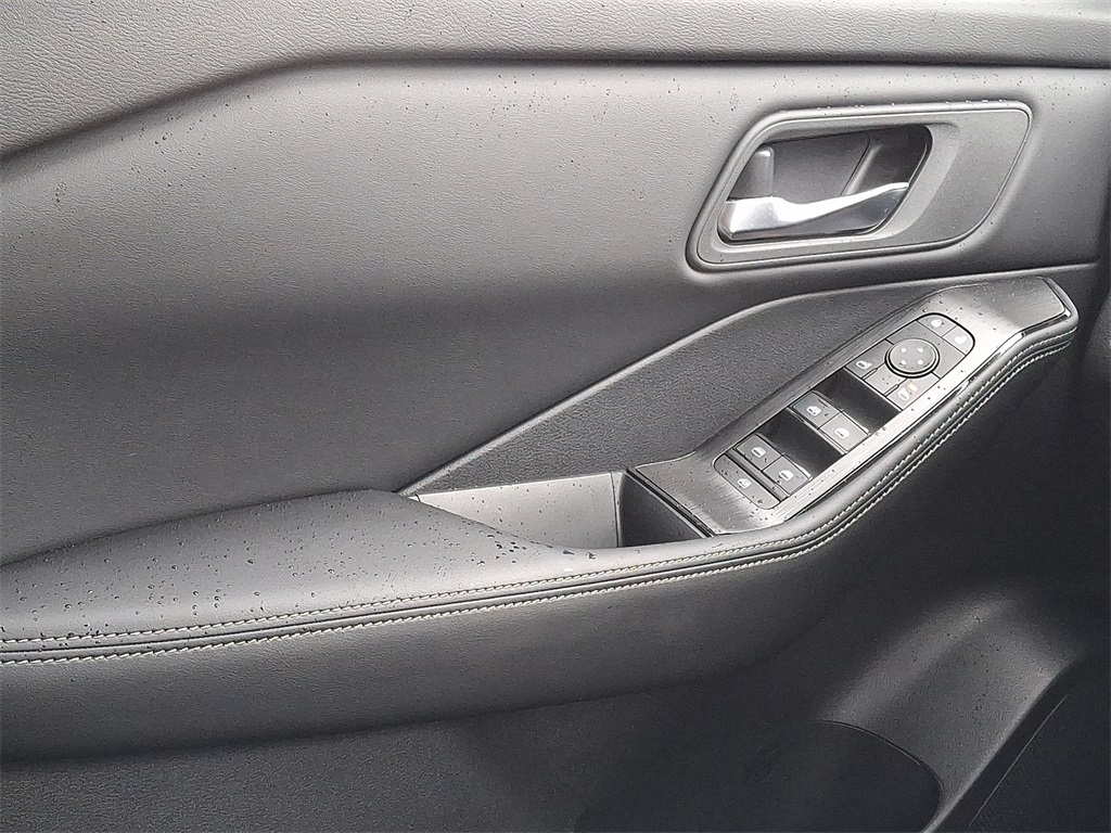 2025 Nissan Rogue SV - Photo 8