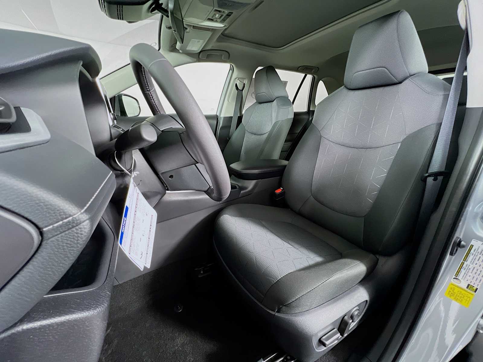 2025 Toyota RAV4 XLE - Photo 12
