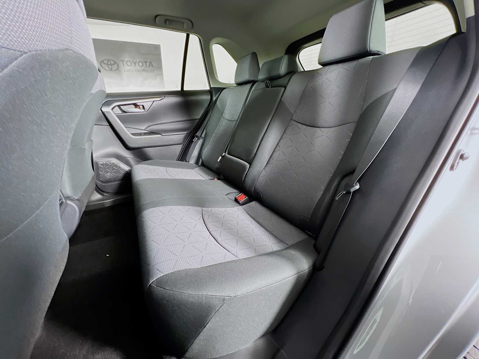 2025 Toyota RAV4 XLE - Photo 13