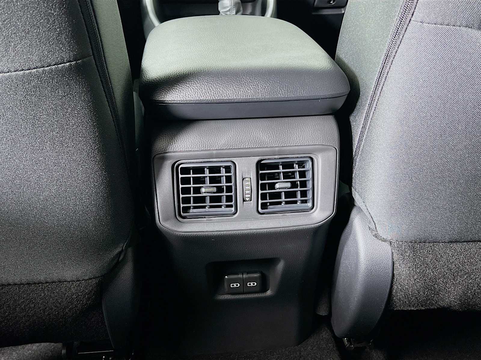 2025 Toyota RAV4 XLE - Photo 14