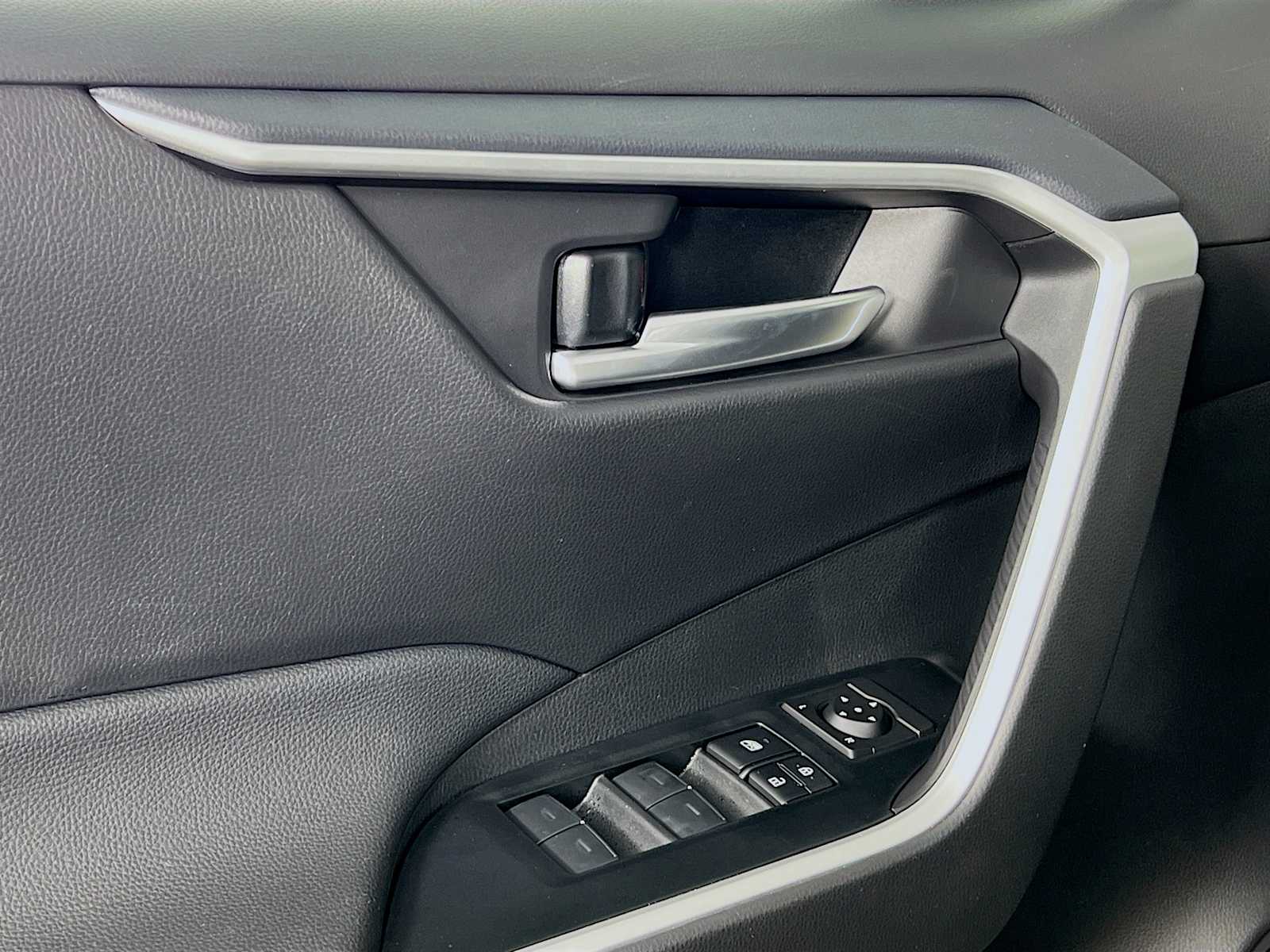 2025 Toyota RAV4 XLE - Photo 16