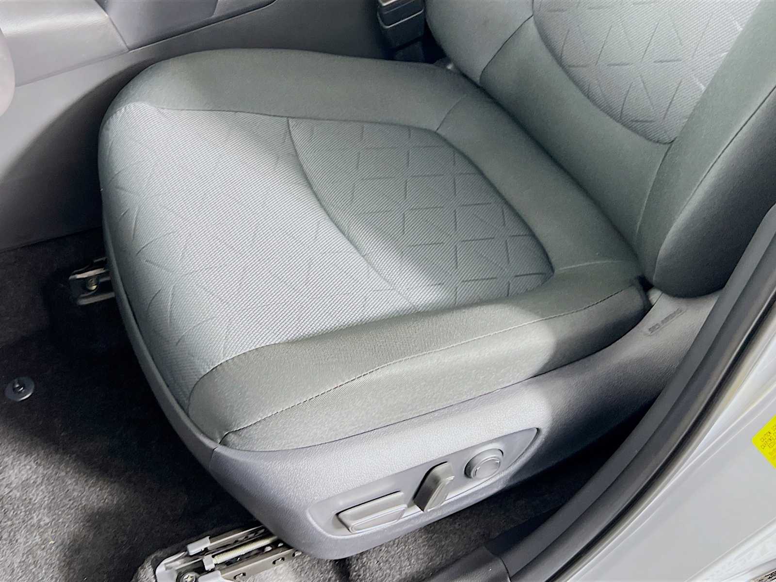 2025 Toyota RAV4 XLE - Photo 17