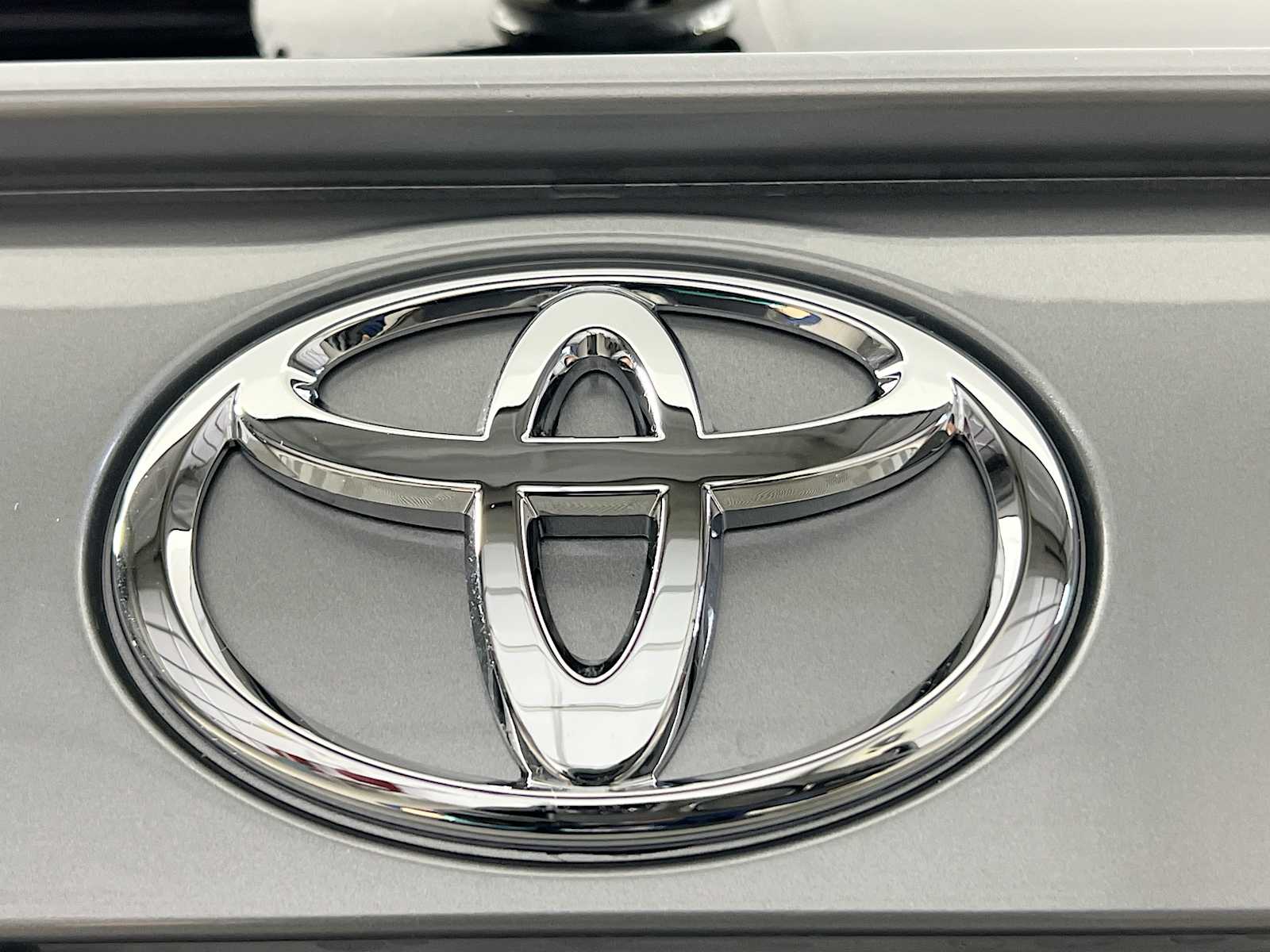2025 Toyota RAV4 XLE - Photo 18
