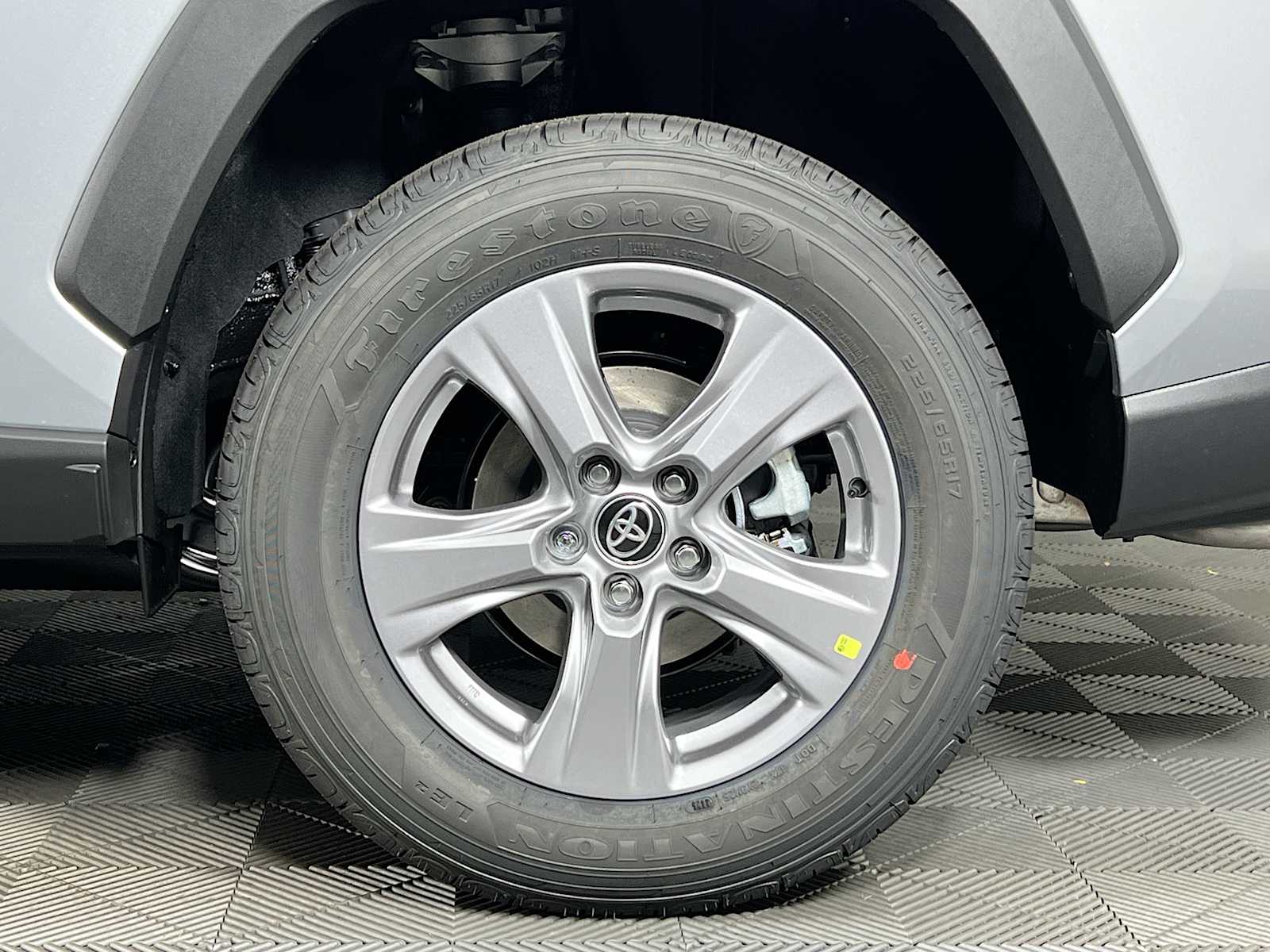 2025 Toyota RAV4 XLE - Photo 19